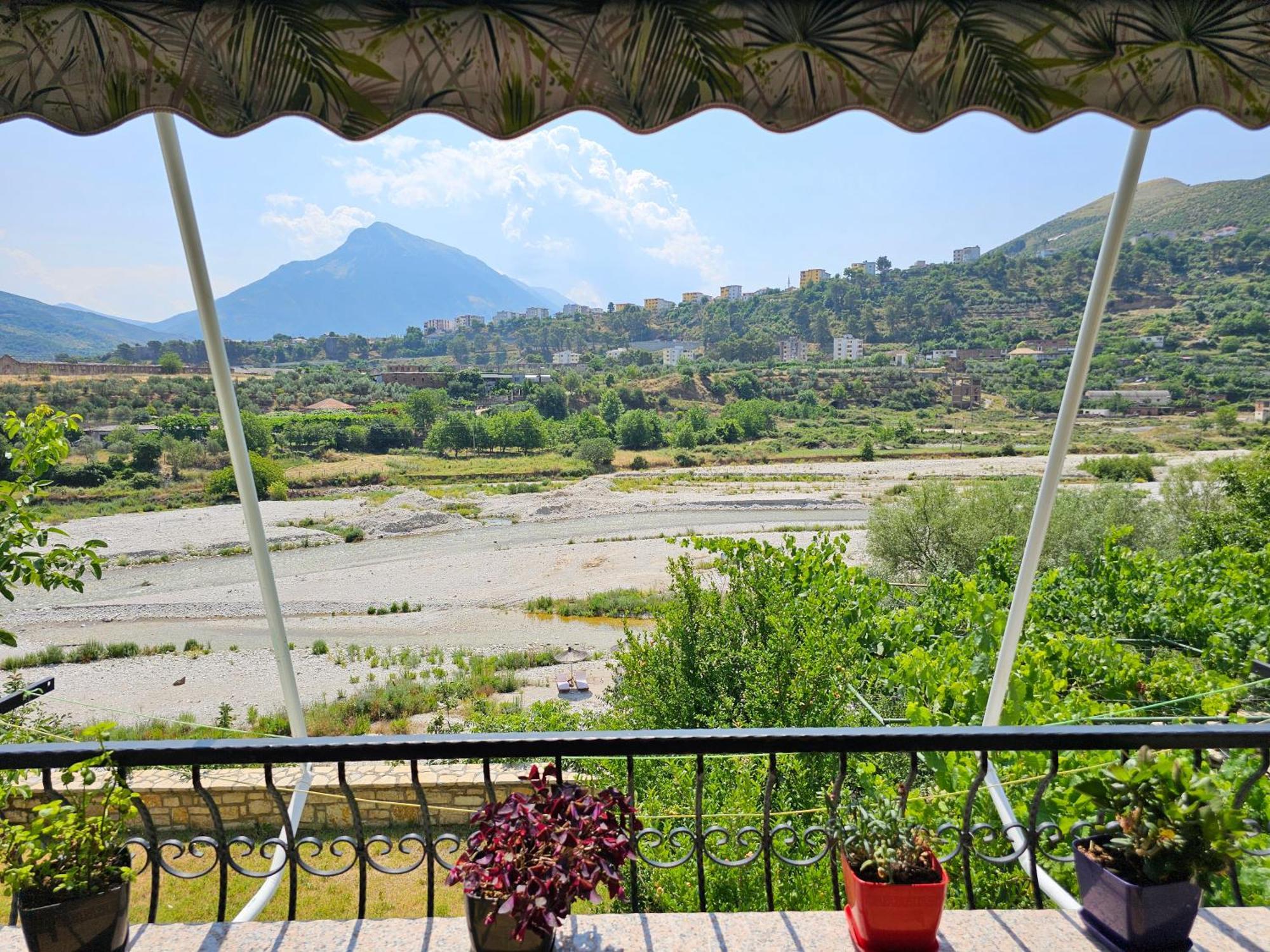 River Escape - Private Beach, Scenic View & Bbq * Tepelene