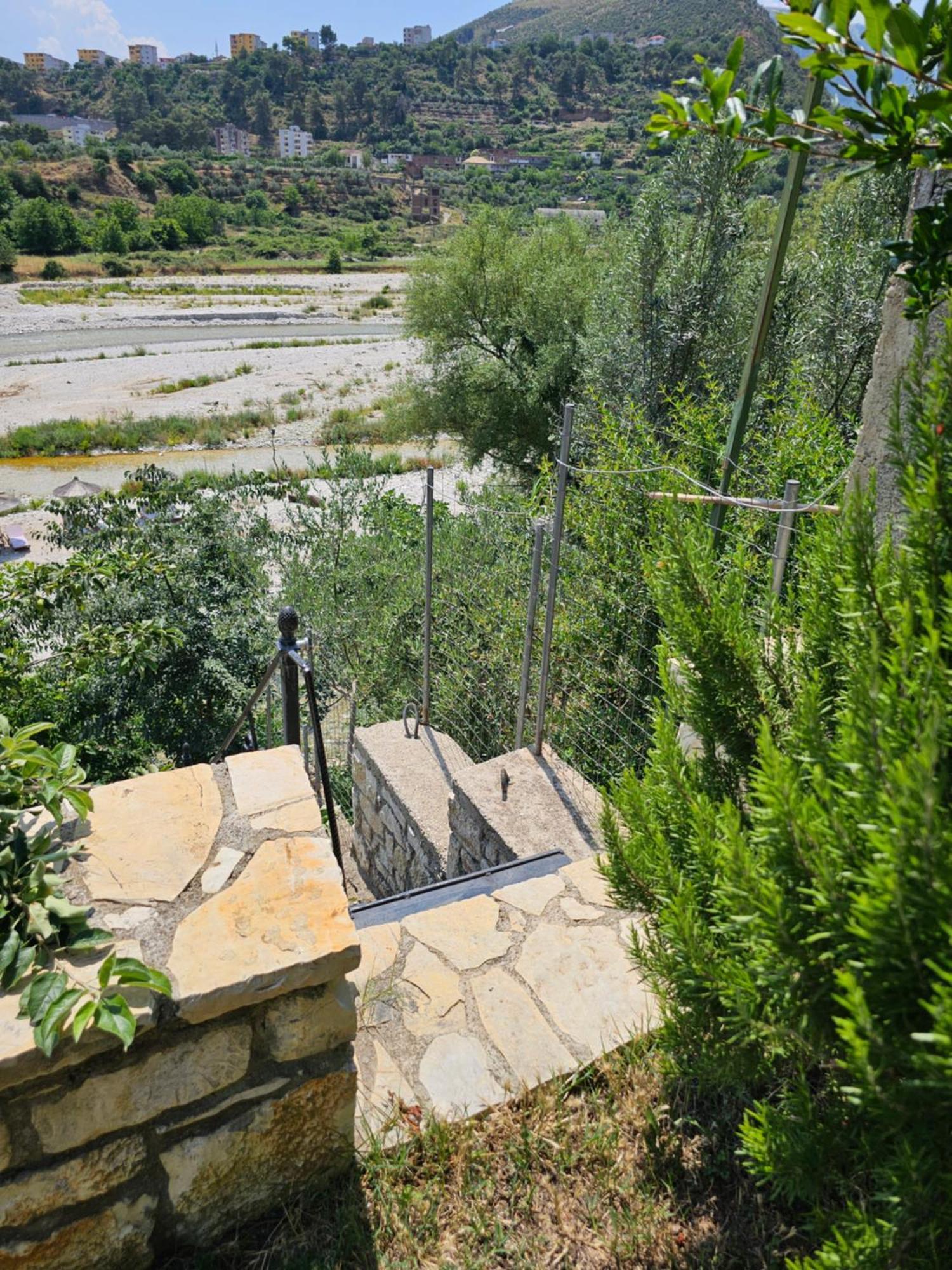 River Escape - Private Beach, Scenic View & Bbq