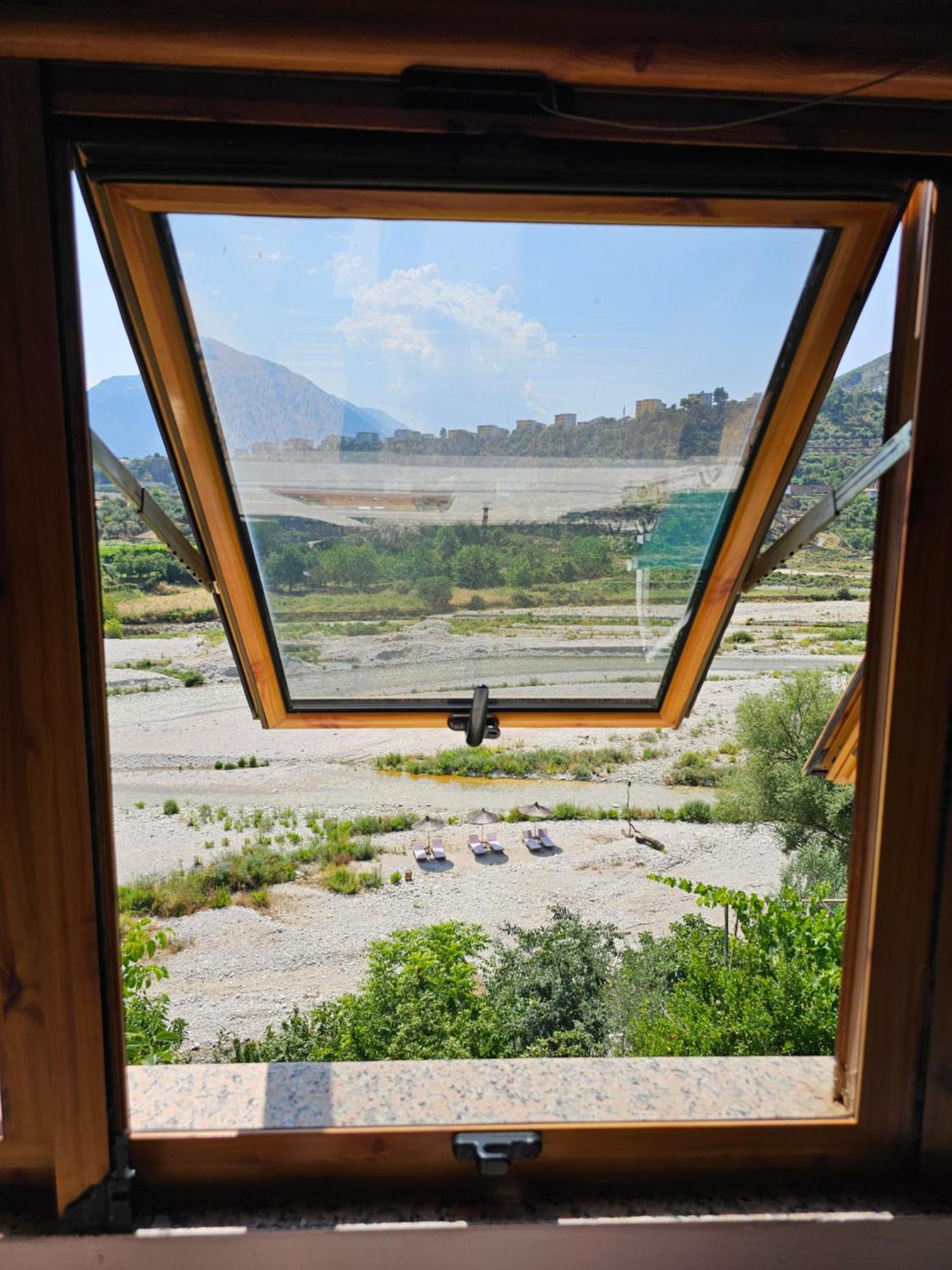 River Escape - Private Beach, Scenic View & Bbq Villaer Tepelene