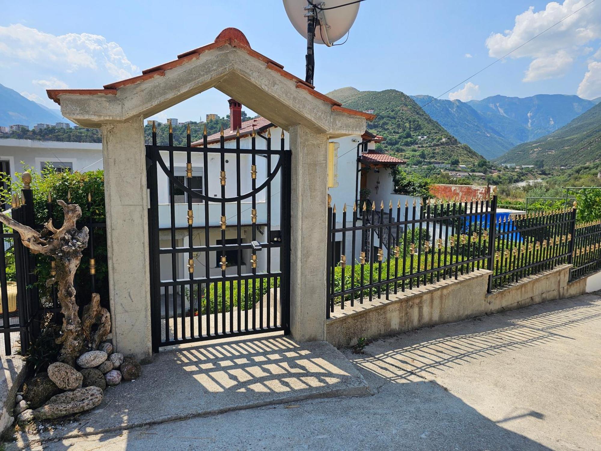 River Escape - Private Beach, Scenic View & Bbq * Tepelene