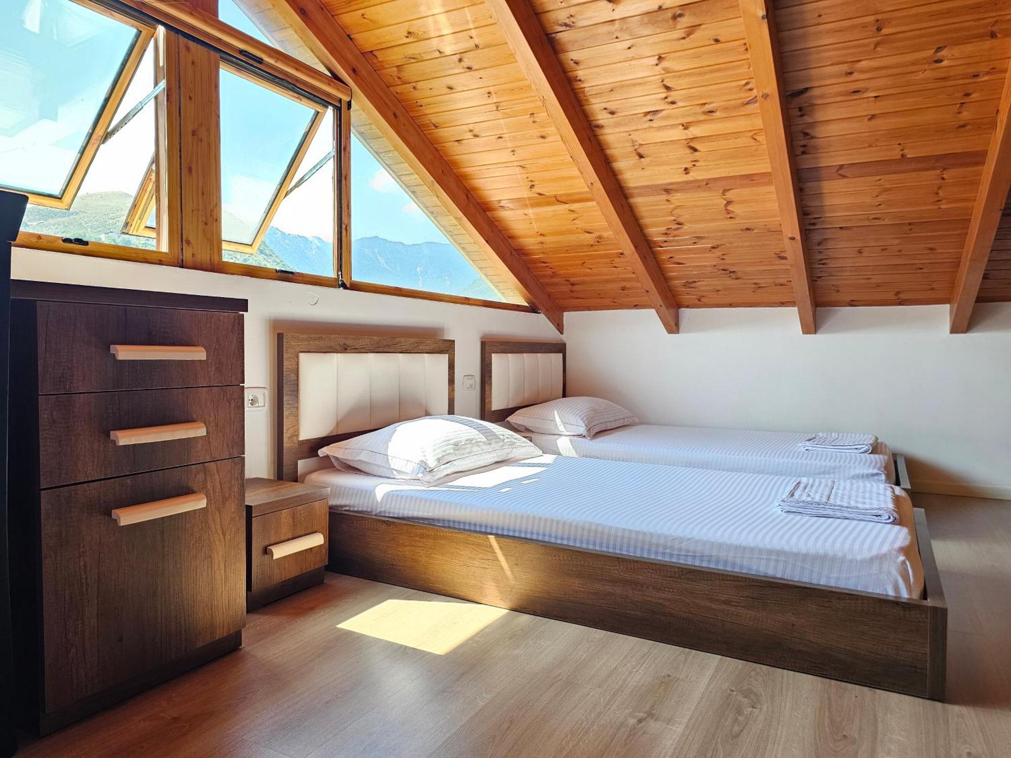 River Escape - Private Beach, Scenic View & Bbq Villaer Tepelene
