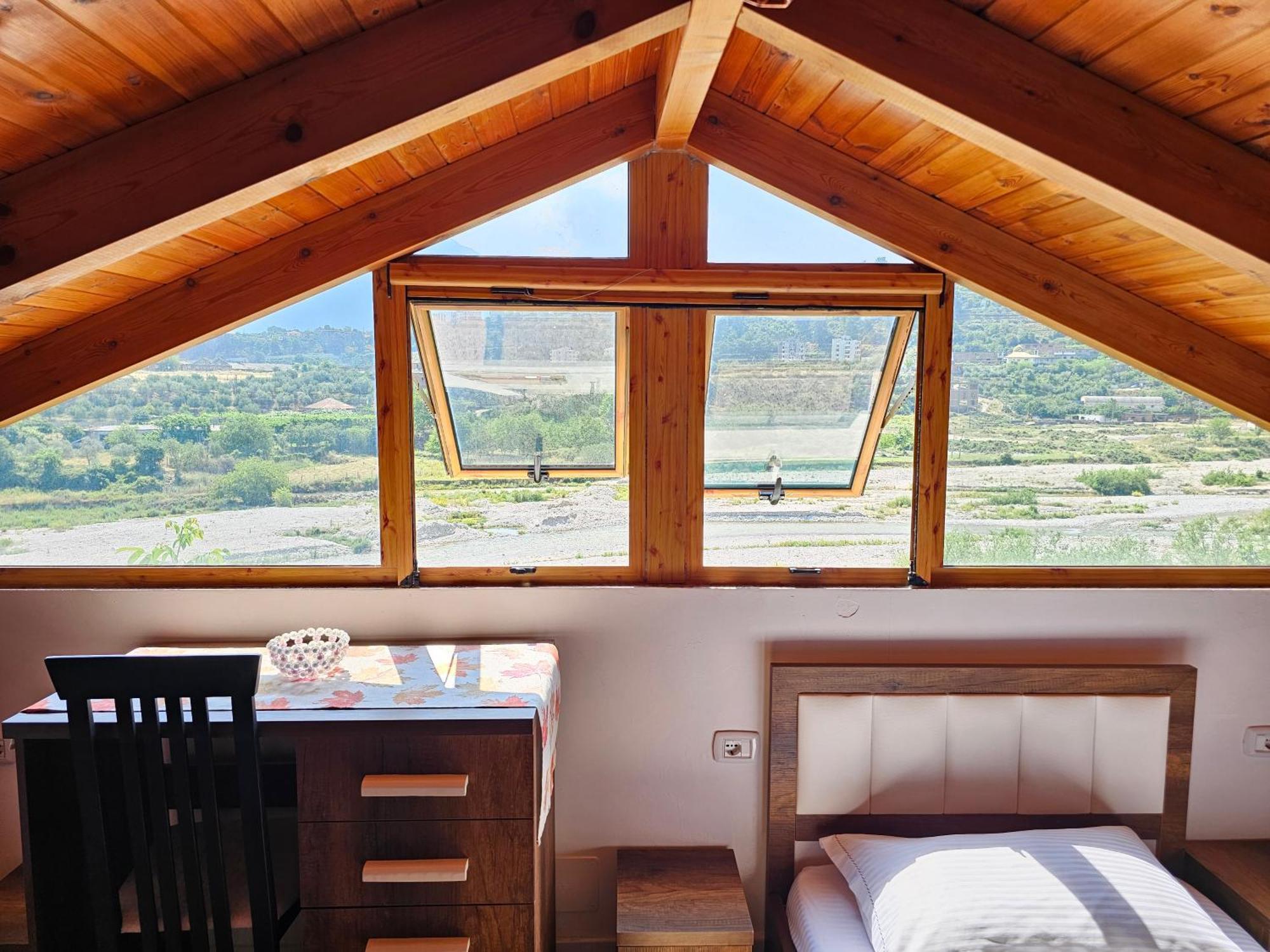 River Escape - Private Beach, Scenic View & Bbq Tepelene